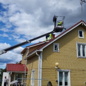 Aurinkopaneelien asennus omakotitalon katolle