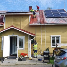 Aurinkopaneeliasennus omakotitalon katolle