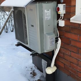 Ilmalämpöpumppu ulkoyksikkö katoksessa