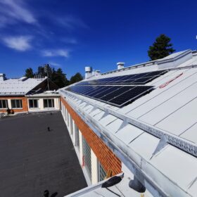 Aurinkopaneeliasennus katolle