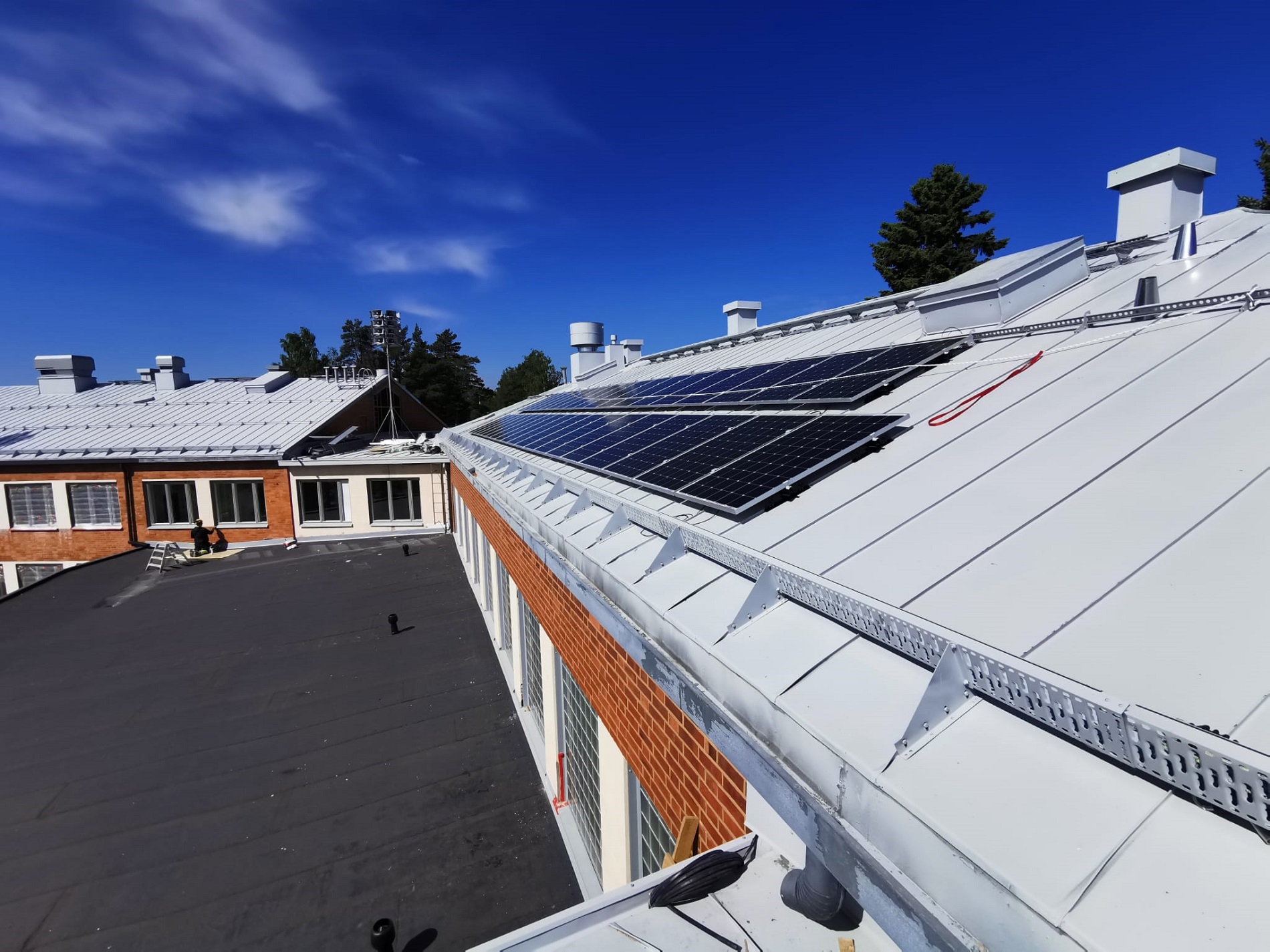 Aurinkopaneeliasennus katolle
