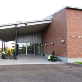 Parikkalahalli, sähköurakoitsija VVS-Sähkö Oy