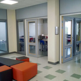 Simpeleen koulu, aula ja luokat