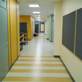 Simpeleen koulu, käytävä